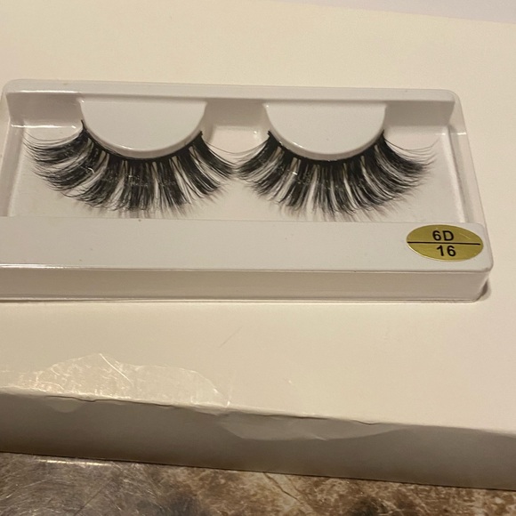 Hello I have a pair of lashes for sale - Picture 1 of 1